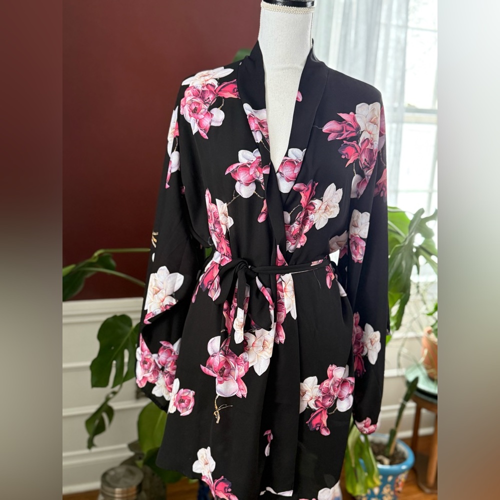 Black Floral Magnolia Kimono Robe - Picture 7 of 9